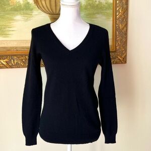C by Bloomingdale's 2 Ply Cashmere Black V-Neck Sweater Size S
